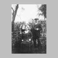 022-0477 Die Eheleute Robert Podehl und Anna, geb. Dautertm, mit Tochter Elfriede im Alter von ca. 14 Jahre.jpg